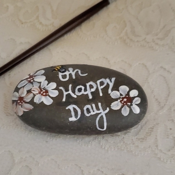 Painted Personalized Rock, Happy Day Rock with Daisies, Sentimental word rock - Picture 4 of 6